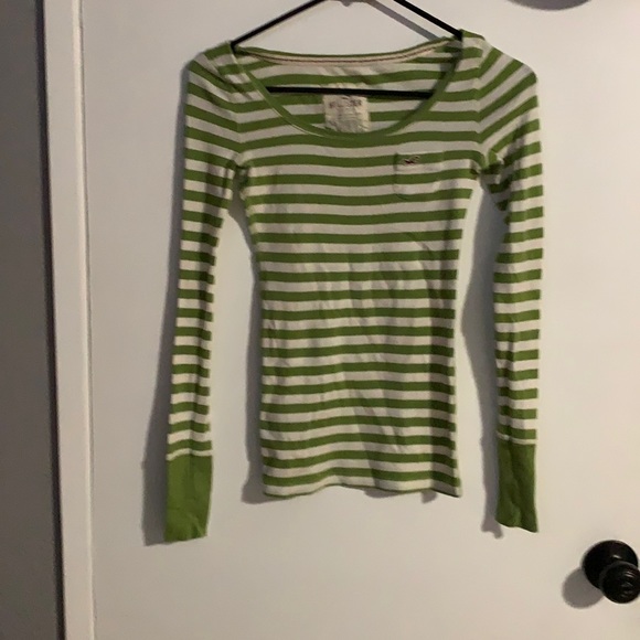 Hollister Tops - Hollister longsleeve T-shirt very very cute